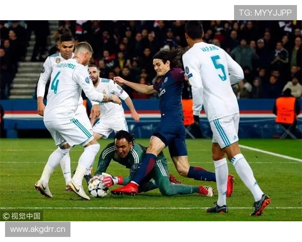 冲撞门将判罚边界解析：何时算犯规何时能容忍？