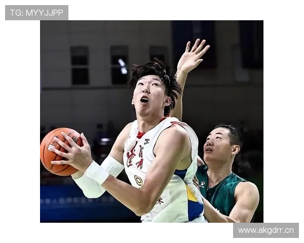 刷到周琦在路边小馆吃面，桌上那堆手机手表让我怀疑人生