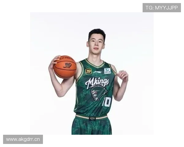 刷到郭昊文周末街拍——一身运动衫随便一穿，手上那块表跟他装扮完全不在一个世界