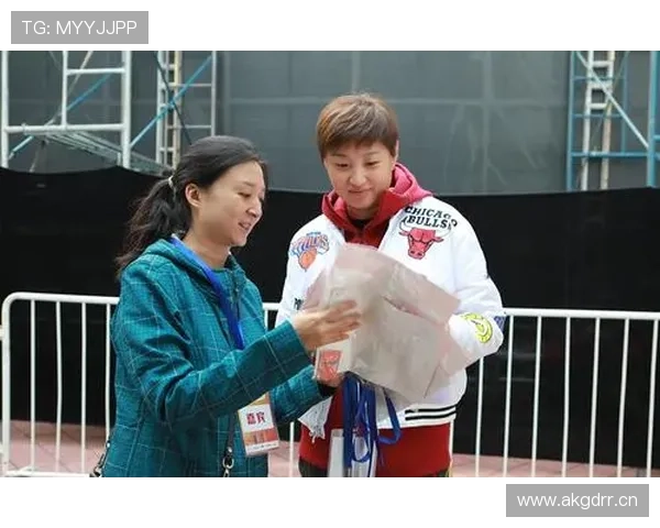 杨昊家的冰箱里塞满了蛋白粉，邻居以为他开健身房