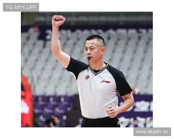 新手必看：什么是进攻犯规及其判罚标准？